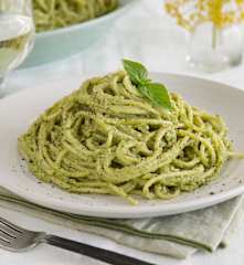 Σπαγγέτι με πέστο αβοκάντο & φιστίκια κάσιους