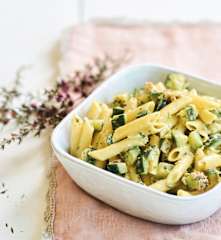 Penne com curgete e molho de coentros