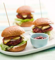 Wegeburgery z kaszy jaglanej i buraka