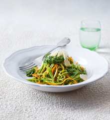 "Spaghetti" with spinach and mint pesto (Thermomix® Spiralizer, TM6)