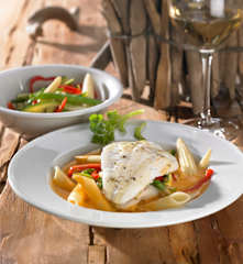 Steinbuttfilet an Asia-Gemüse mit Buttersauce und Nudeln