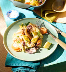 Kartoffel-Möhren-Auflauf mit Würstchen und Kräuter-Käse-Sauce