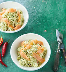 Salada de arroz e salmão fumado com molho de abacate