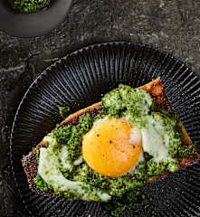 Pesto Eggs auf Röstbaguette