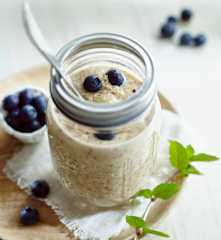 Porridge alle mandorle e mirtilli