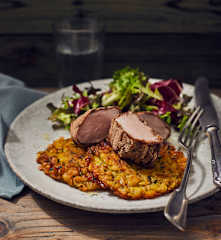 Gebackene Schweinefilets im Kaffeemantel mit Kartoffelrösti