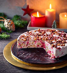 Kirsch-Krokant-Eistorte mit Schokosplittern