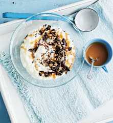 Karamell-Milchreis mit Schoko-Erdnuss-Topping