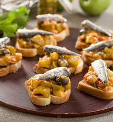 Tosta de caponata de manzana con sardinillas