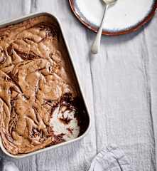 Bolo de tabuleiro com leite condensado e chocolate