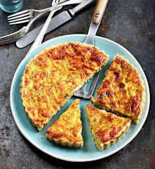 Quiche aux oignons, poulet fumé et curry