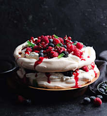 Pavlova con frutos rojos y coulis de frambuesa