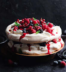 Pavlova s malinovým coulis a lesním ovocem