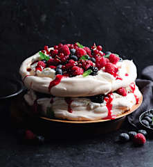Pavlova gourmande aux fruits rouges