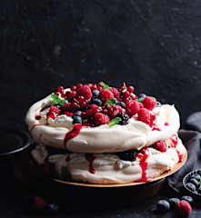 Podwójna Pavlova z owocami jagodowymi