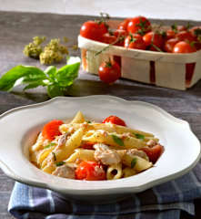 Penne mit Makrelen, Cherry-Tomaten und Kräutern