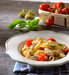 Penne sgombro, pomodorini e erbe aromatiche