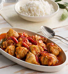 Pollo con tomate y pimiento morrón