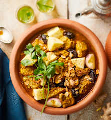 Tajine de veau au citron, navets nouveaux et pruneaux