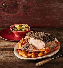 Schweinerücken mit schwarzer Pfeffer-Bröselkruste