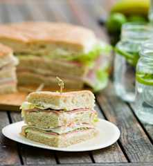Megassanduiche com pão de alho