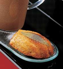 Magdalenas de polenta con hojas de salvia