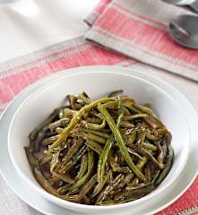 Judías verdes crujientes con salsa de ajos caramelizados