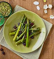 Contorno di asparagi e fagiolini, con mirtilli e pistacchi