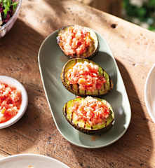 Aguacates a la plancha con tomate picante