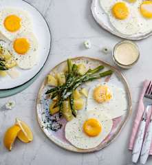 Jajka sadzone na Varomie z ziemniakami, szparagami i sosem cytrynowym