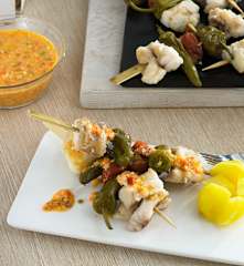 Brochetas de rape con vinagreta de pimientos y almendras