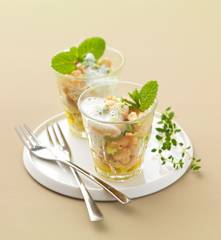 Salade de concombre et haricots à la menthe et au lait ribot