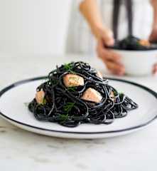 Linguine com salmão, queijo-creme e lima