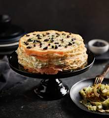 Wytrawny tort naleśnikowy z marynowanym łososiem