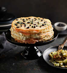 Torta di crêpes con salmone marinato
