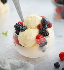 Gelato allo yogurt greco con frutti rossi