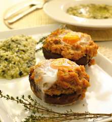 Cogumelos recheados com bacon e alheira e arroz de grelos