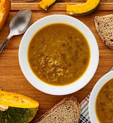 Minestra di riso integrale con lenticchie, porri e zucca