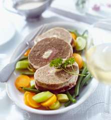 Hackfleischrolle mit Gemüse und Pilz-Sahne-Sauce