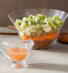 Ensalada de frutas con trigo y zanahoria