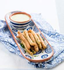 Peixinhos da horta com molho de salsa