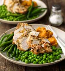 Pollo a la jamaicana con puré de batata y verduras