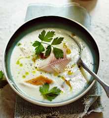 Meerrettichsuppe mit geräucherter Forelle