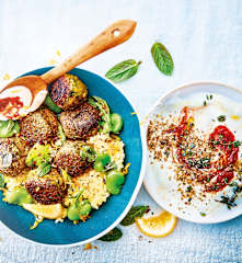 Falafels, boulgour aux fèves et yaourt au tahini