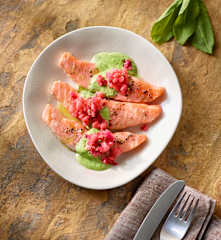 Warmer Zitronenlachs mit Radieschentatar und Sauerampfercreme