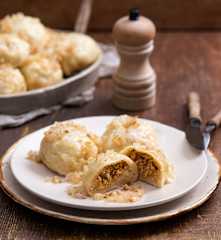 Drożdżowe kluski z gotowanym mięsem