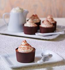 Bicchierini di cioccolato con mousse cappuccino