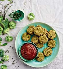 Pataniscas de brócolos e ketchup de pimentos