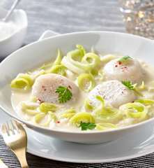 Saint-jacques à la crème sur lit de poireaux