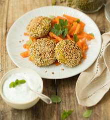 Mungobohnenlaibchen mit Ingwerkarotten und Rahmdip